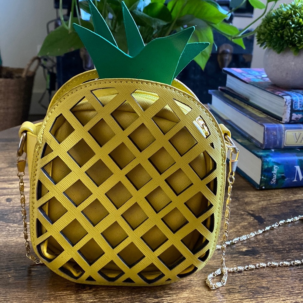 Pineapple purse